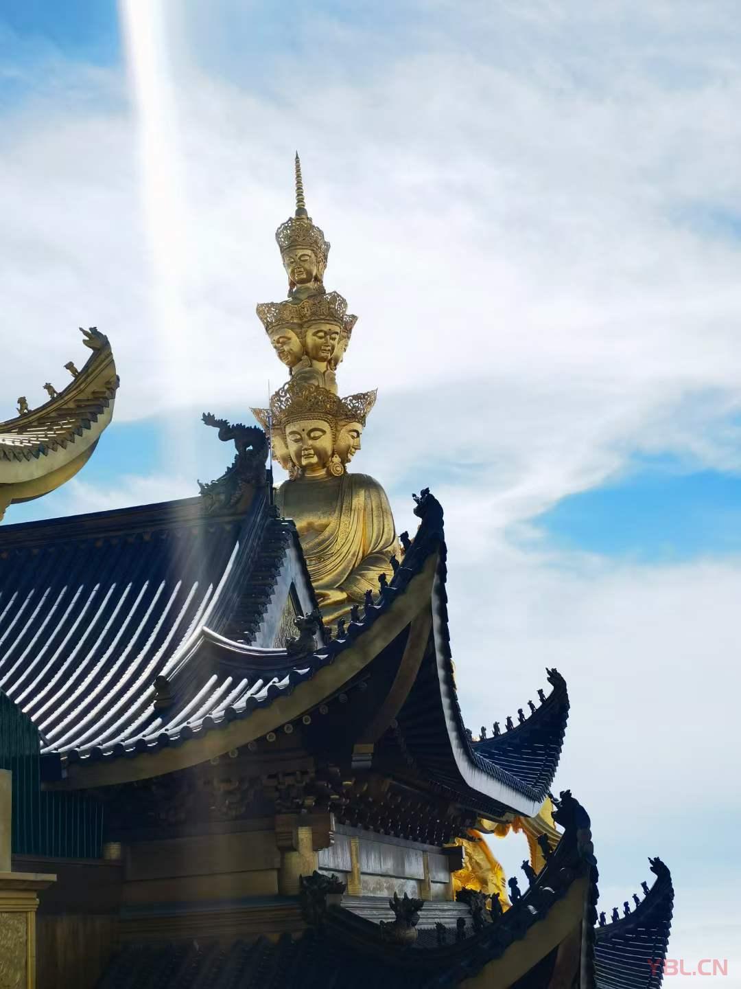 峨眉如畫，煙云飛渡； 金頂惟高，日影映開